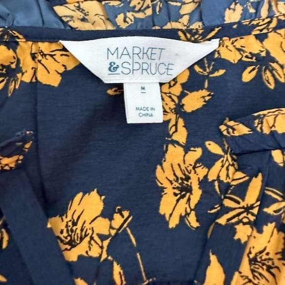 Market and Spruce flowered top​​​​​​ - Picture 4 of 5